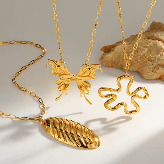 Collar de acero 304 con baño de oro 14K y diseño de flor y mariposa