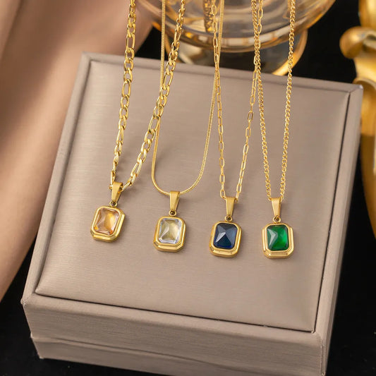 Collar con dije cuadrado de acero 304 con baño de oro 18K para mujer