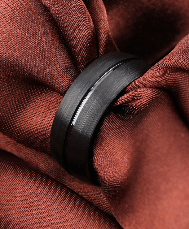 Anillo de acero de titanio negro con gema incrustada, diseño geométrico