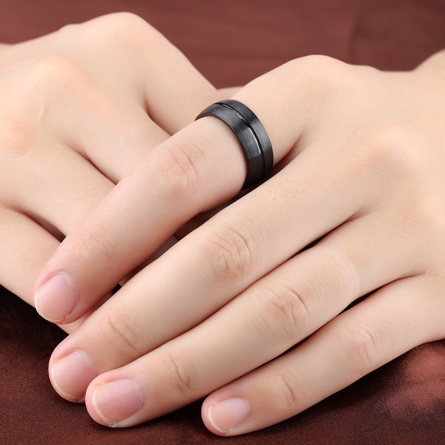 Anillo de acero de titanio negro con gema incrustada, diseño geométrico - imagen 4