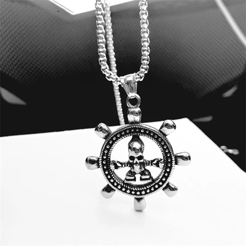 Collar de calavera y timón estilo navy en acero de titanio