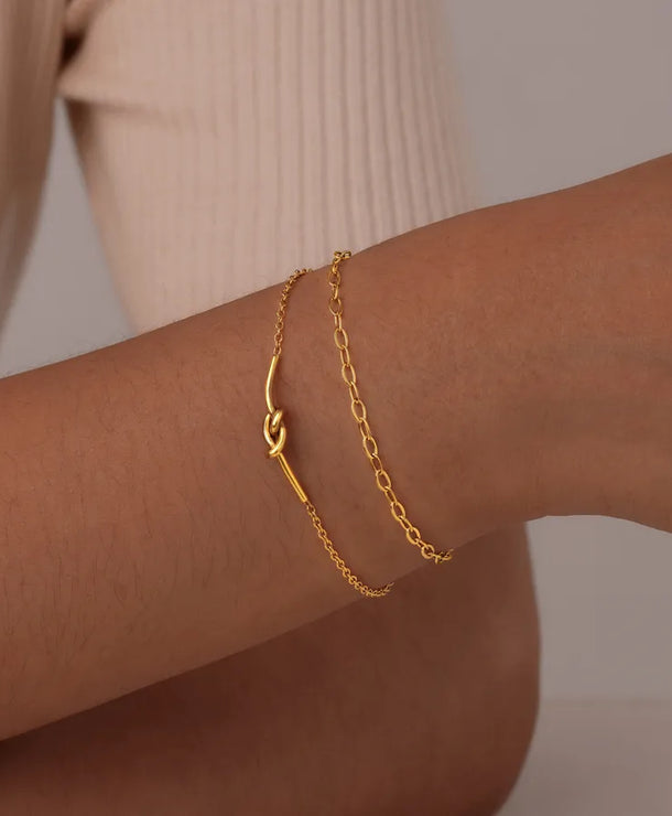 Pulsera con diseño de nudo en acero 201 y baño de oro 18K