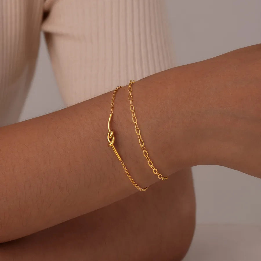 Pulsera con diseño de nudo en acero 201 y baño de oro 18K
