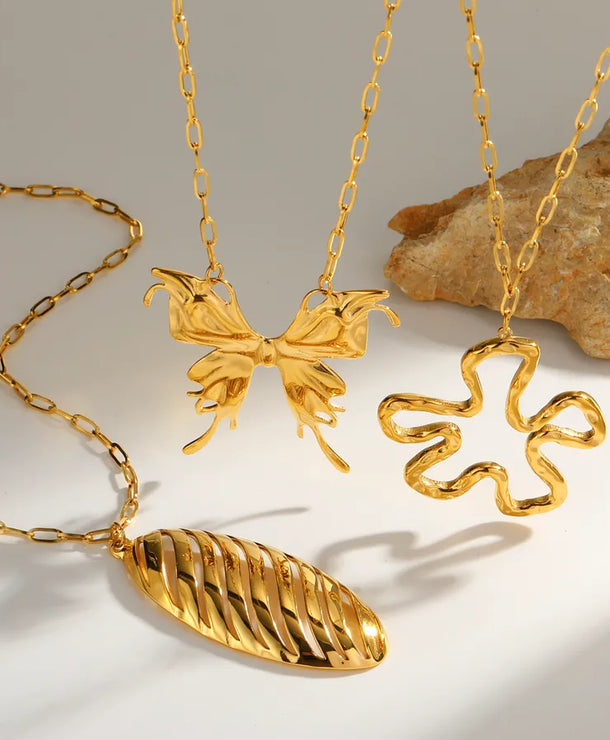 Collar de acero 304 con baño de oro 14K y diseño de flor y mariposa