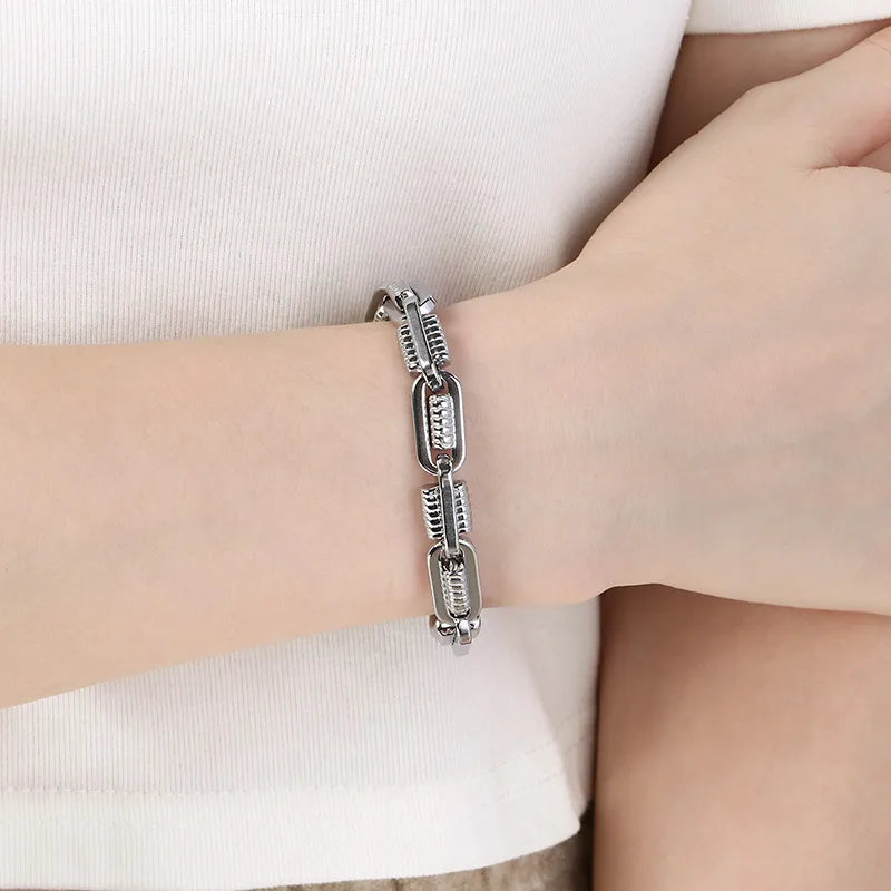 Pulsera de eslabones ovalados con patrón de engranaje chapada en oro 18K - imagen 9