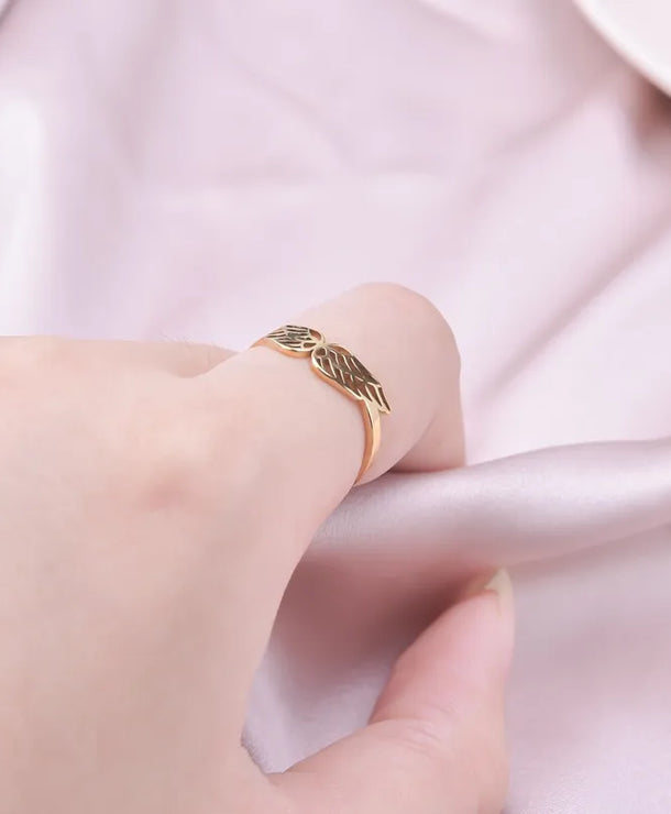 Anillo ajustable de acero 304 con baño de oro 18K y diseño de alas - imagen 3