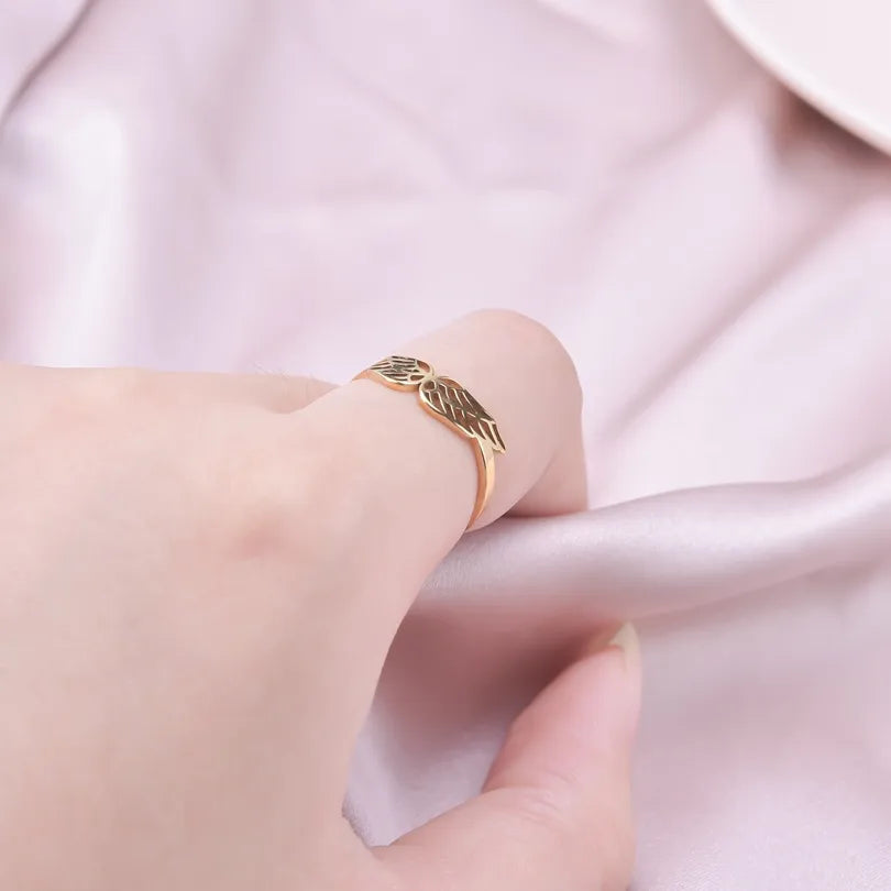 Anillo ajustable de acero 304 con baño de oro 18K y diseño de alas - imagen 3