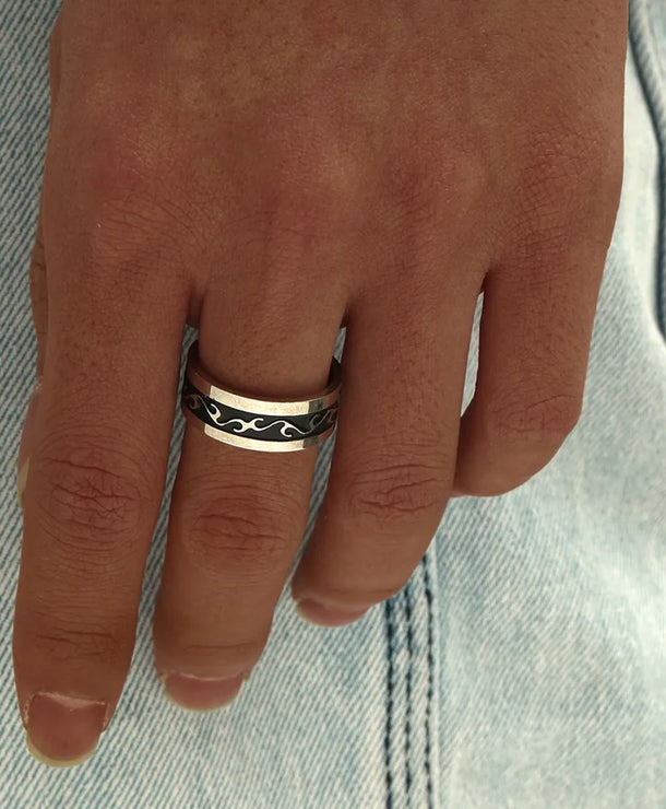 Anillo de acero de titanio para hombre con diseño geométrico