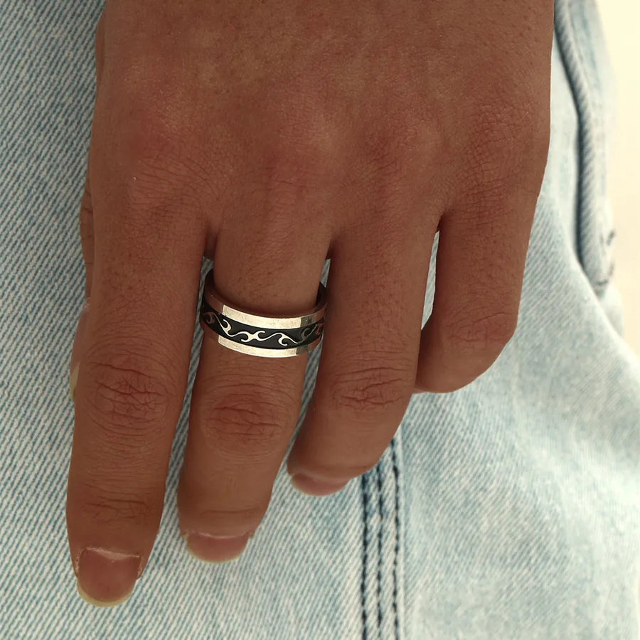 Anillo de acero de titanio para hombre con diseño geométrico