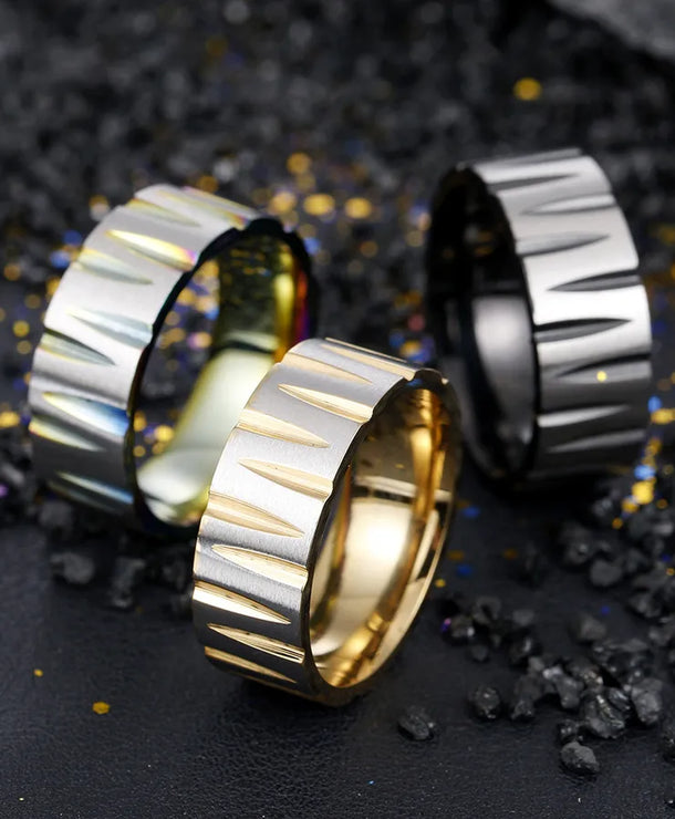 Anillos de acero 304 con baño de oro 18K y diseño geométrico