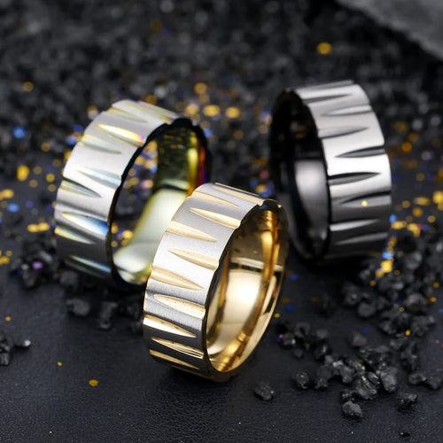 Anillos de acero 304 con baño de oro 18K y diseño geométrico