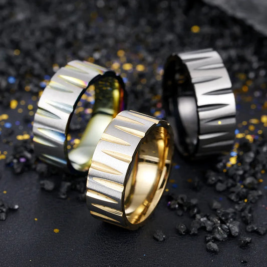 Anillos de acero 304 con baño de oro 18K y diseño geométrico