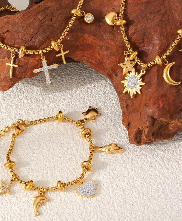 Pulsera de acero 304 con baño de oro 18K y dijes de cruz, estrella y corazón - imagen 2