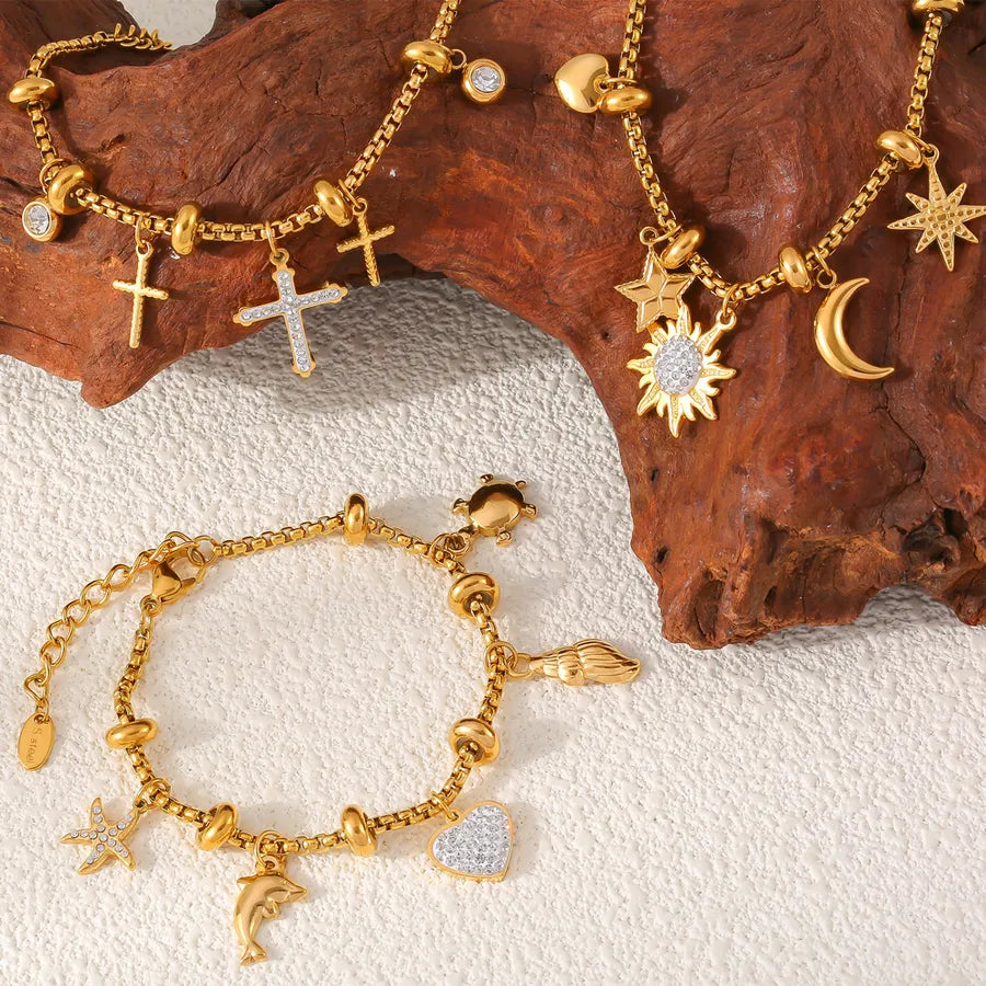 Pulsera de acero 304 con baño de oro 18K y dijes de cruz, estrella y corazón - imagen 2