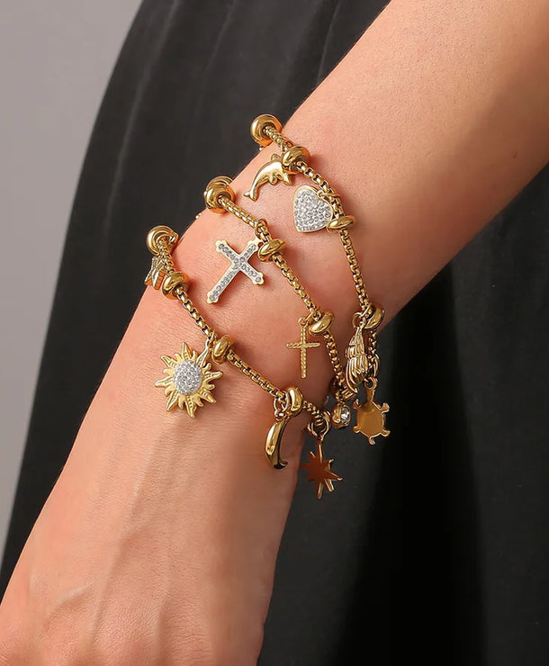 Pulsera de acero 304 con baño de oro 18K y dijes de cruz, estrella y corazón - imagen 4