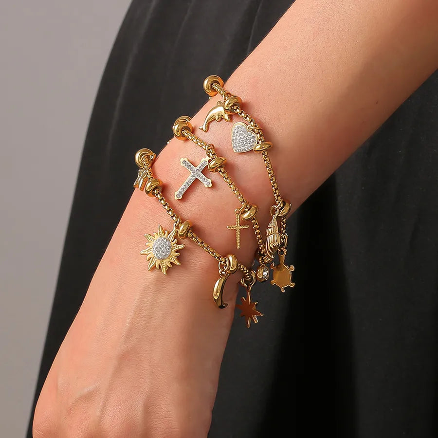 Pulsera de acero 304 con baño de oro 18K y dijes de cruz, estrella y corazón - imagen 4