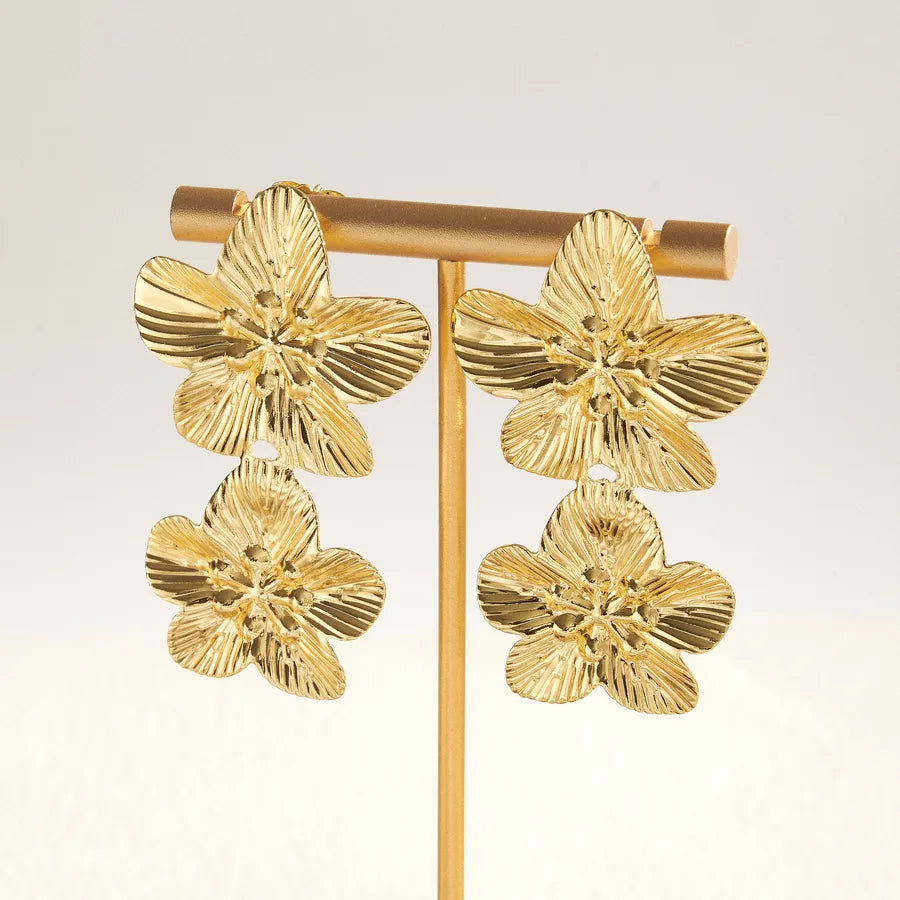 Aretes de botón de acero 201 con baño de oro 14K y diseño de flor - imagen 2