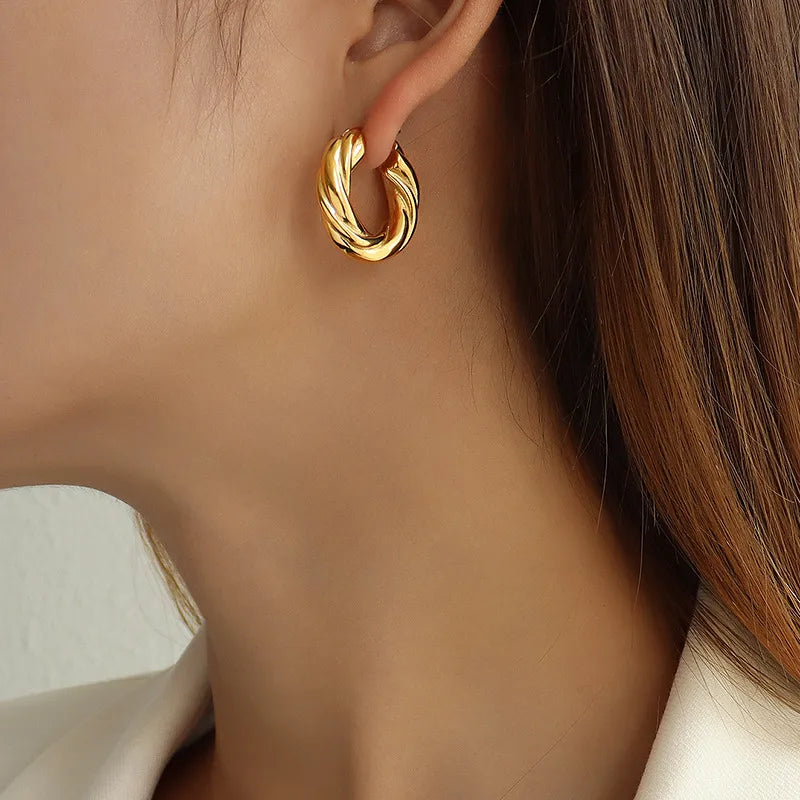 Aretes de acero inoxidable 304 con baño de oro 18K y diseño geométrico