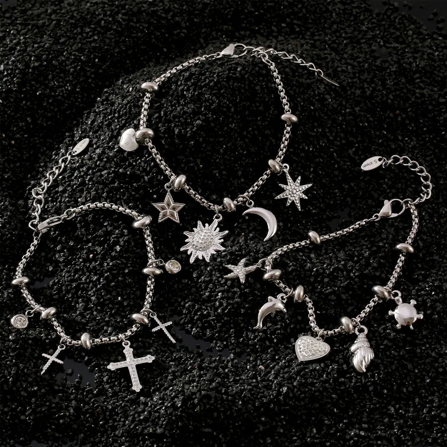Pulsera de acero 304 con baño de oro 18K y dijes de cruz, estrella y corazón - imagen 5