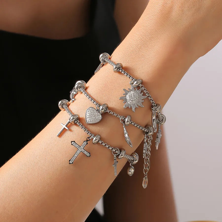 Pulsera de acero 304 con baño de oro 18K y dijes de cruz, estrella y corazón - imagen 6