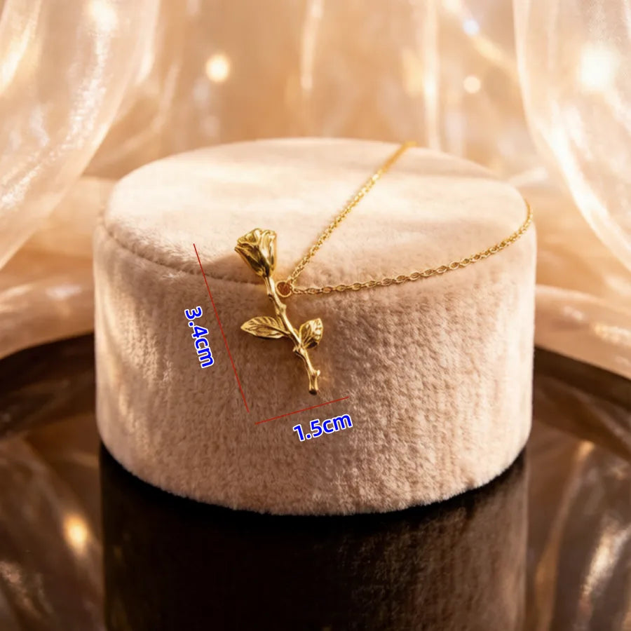 Collar asimétrico con dije de rosa y cadena de cobre hecha a mano - imagen 3