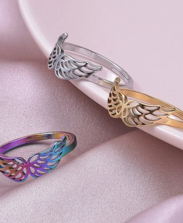 Anillo ajustable de acero 304 con baño de oro 18K y diseño de alas