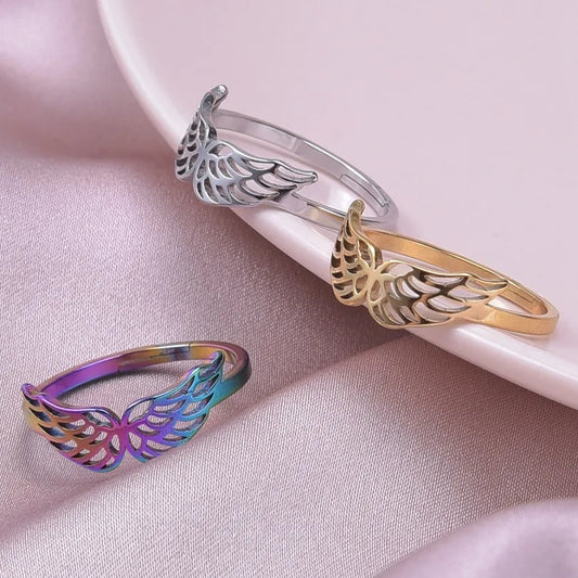 Anillo ajustable de acero 304 con baño de oro 18K y diseño de alas