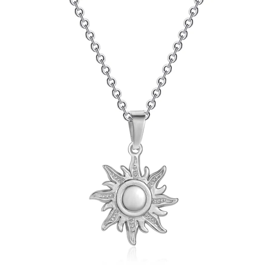 Collar con dije de sol 3D en acero de titanio chapado en oro 18K - imagen 7