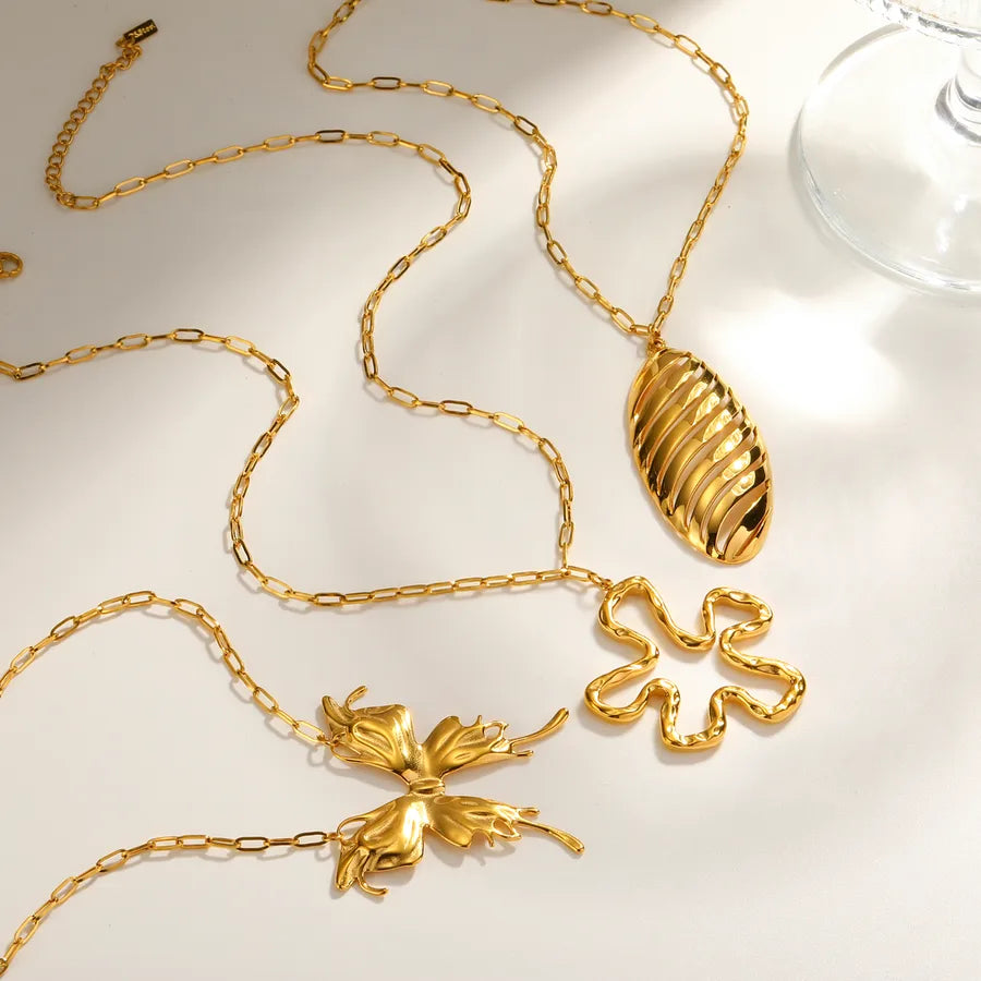 Collar de acero 304 con baño de oro 14K y diseño de flor y mariposa - imagen 2