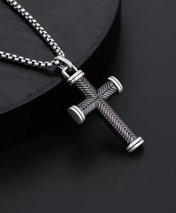 Collar de cruz negra geométrica en acero de titanio