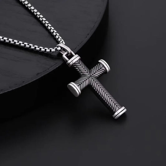Collar de cruz negra geométrica en acero de titanio
