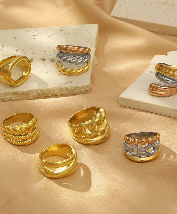 Anillo de acero 304 con baño de oro 18K y diseño geométrico calado