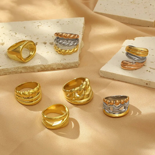 Anillo de acero 304 con baño de oro 18K y diseño geométrico calado