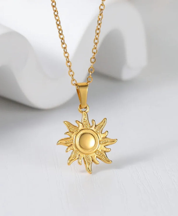 Collar con dije de sol 3D en acero de titanio chapado en oro 18K