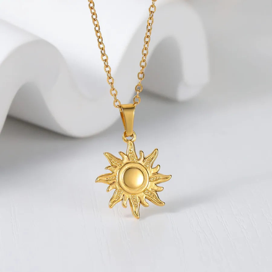 Collar con dije de sol 3D en acero de titanio chapado en oro 18K