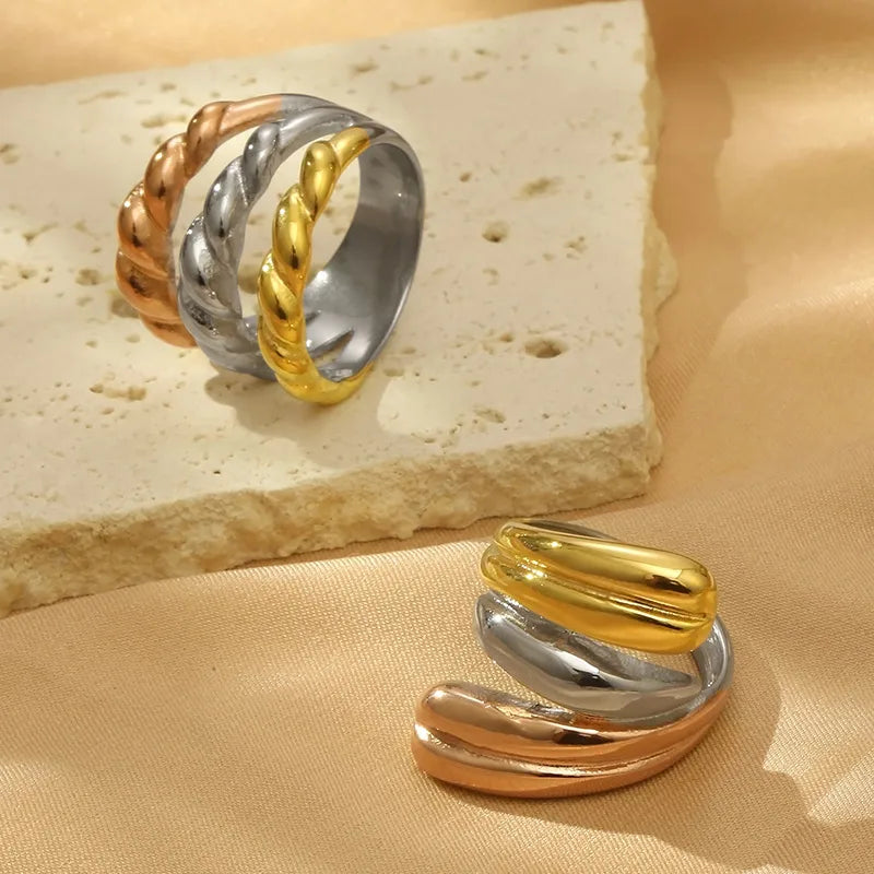 Anillo de acero 304 con baño de oro 18K y diseño geométrico calado - imagen 5