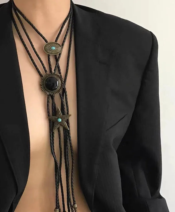 Corbata bolo de aleación con cordón de piel y dijes de estrella y calavera - imagen 4