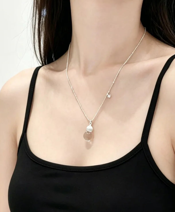 Collar con dije de cristal transparente y acabado cepillado para mujer