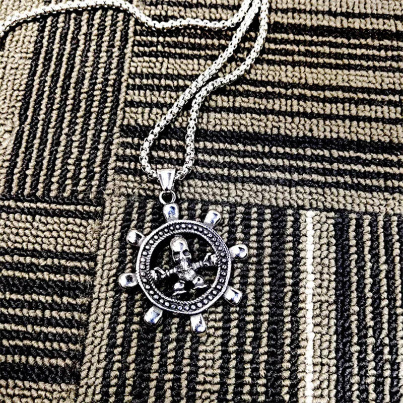 Collar de calavera y timón estilo navy en acero de titanio - imagen 2