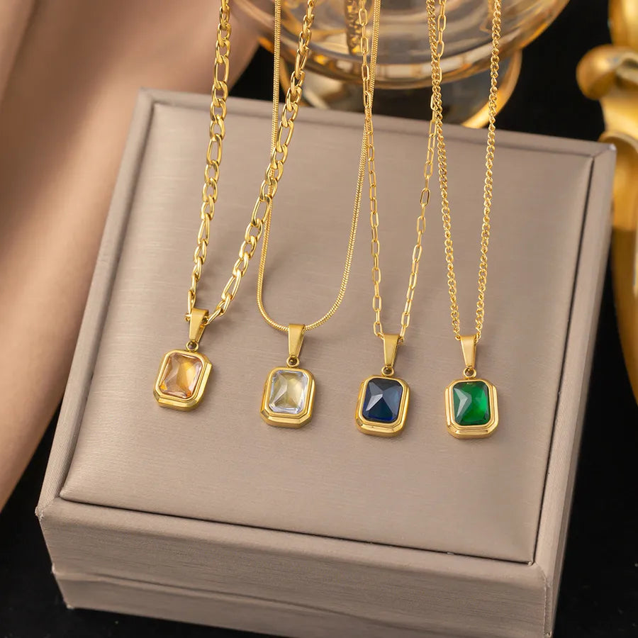 Collar con dije cuadrado de acero 304 con baño de oro 18K para mujer