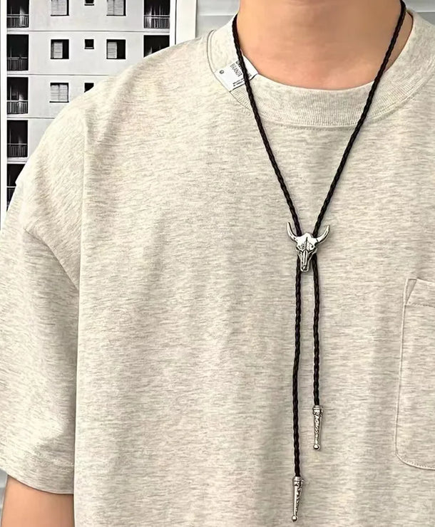 Corbata bolo de aleación con cordón de piel y dijes de estrella y calavera