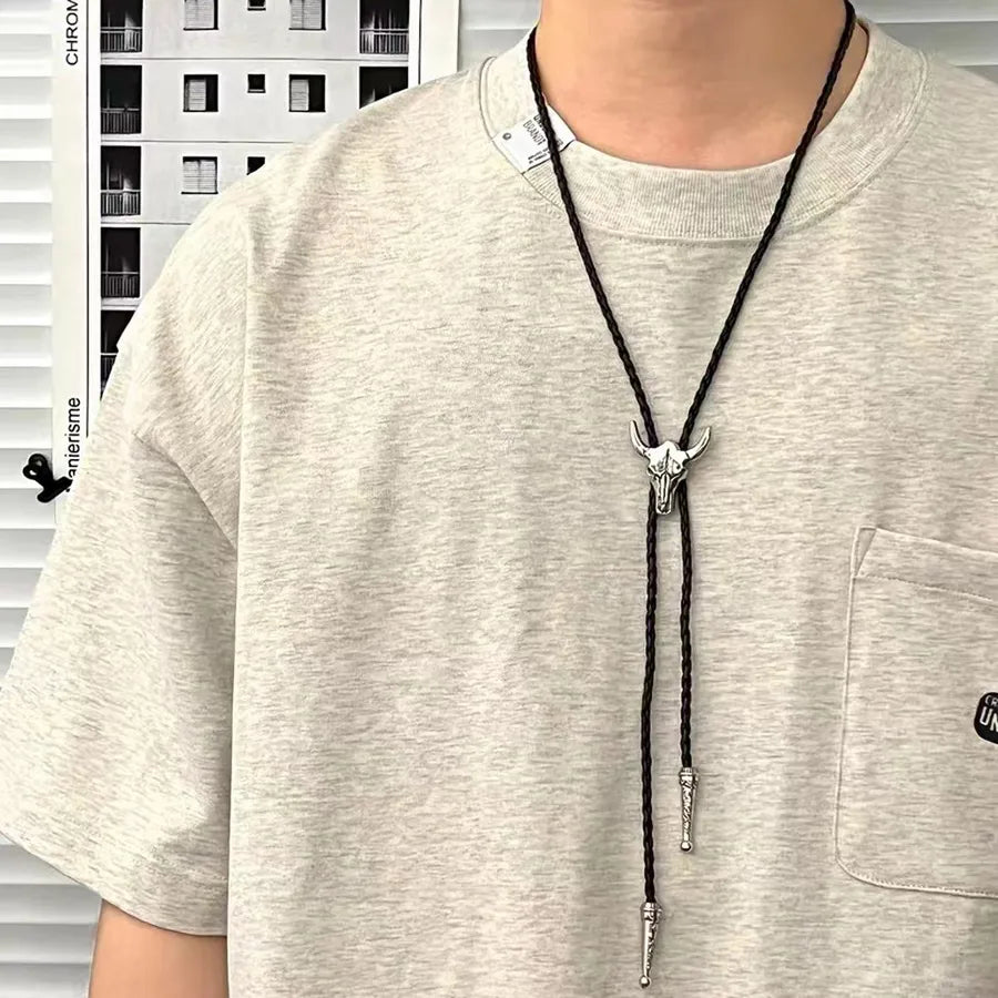 Corbata bolo de aleación con cordón de piel y dijes de estrella y calavera