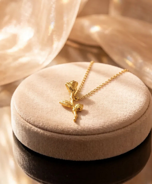 Collar asimétrico con dije de rosa y cadena de cobre hecha a mano