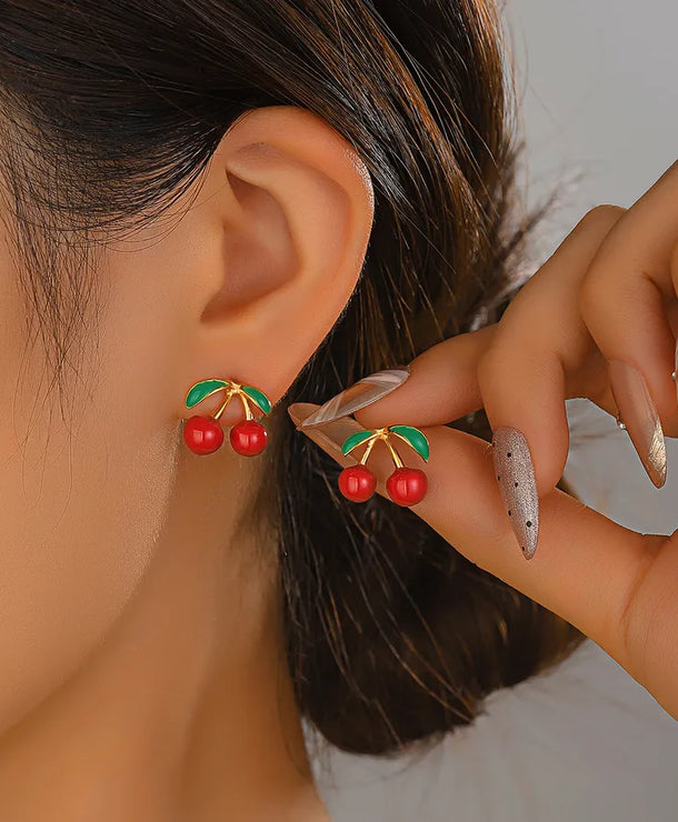 Aretes de cerezas asimétricos con baño de oro 14K para mujer