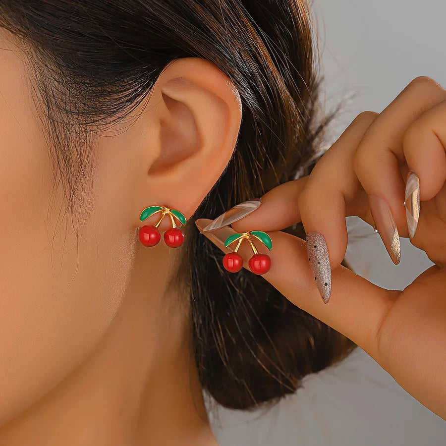 Aretes de cerezas asimétricos con baño de oro 14K para mujer