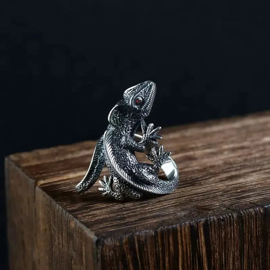 Anillo con diseño de gato con alas e incrustaciones tipo diamante