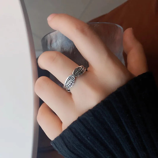 Anillo con diseño de gato con alas e incrustaciones tipo diamante - imagen 2