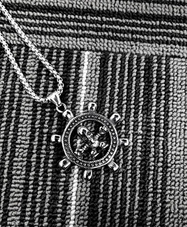 Collar de calavera y timón estilo navy en acero de titanio - imagen 5