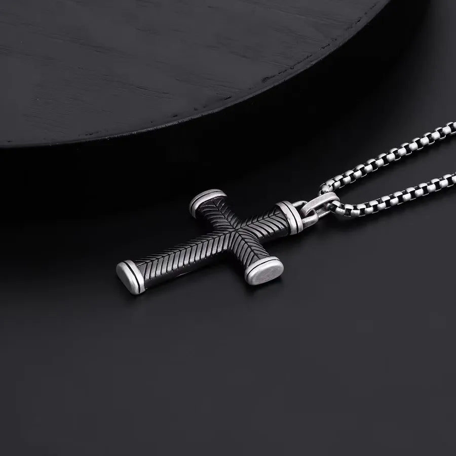 Collar de cruz negra geométrica en acero de titanio - imagen 2