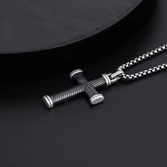 Collar de cruz negra geométrica en acero de titanio - imagen 2
